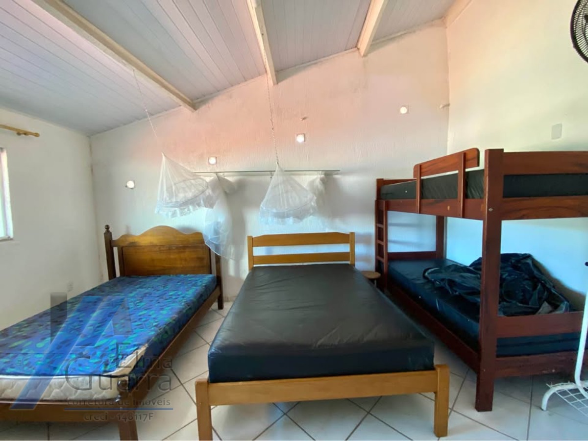 Ubatuba - Pereque açu. Casa sobrado com 03 suítes, a 400 metros da praia.