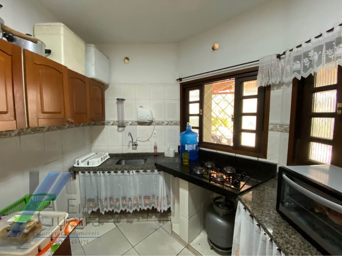 Ubatuba - Pereque açu. Casa sobrado com 03 suítes, a 400 metros da praia.