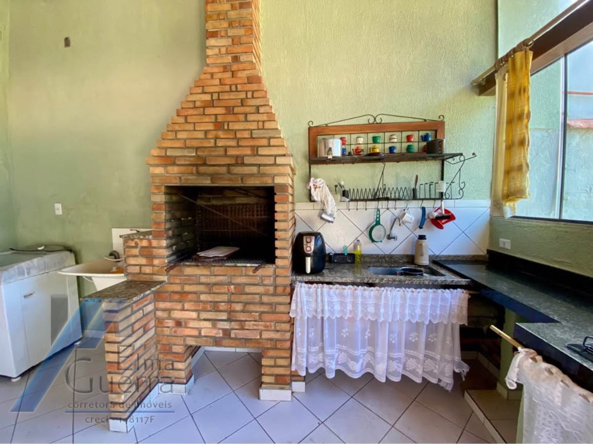 Ubatuba - Pereque açu. Casa sobrado com 03 suítes, a 400 metros da praia.