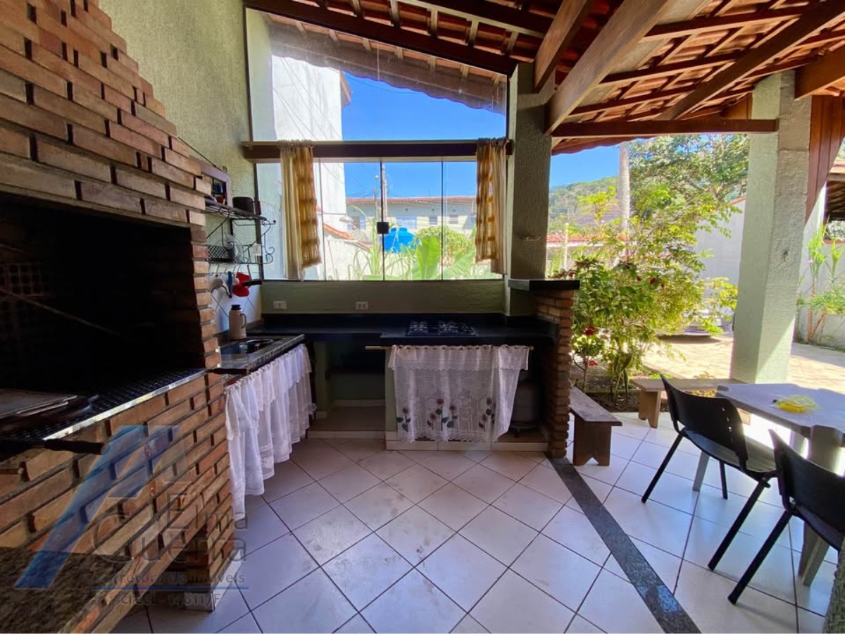 Ubatuba - Pereque açu. Casa sobrado com 03 suítes, a 400 metros da praia.