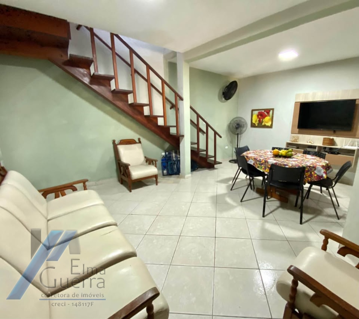 Ubatuba - Pereque açu. Casa sobrado com 03 suítes, a 400 metros da praia.