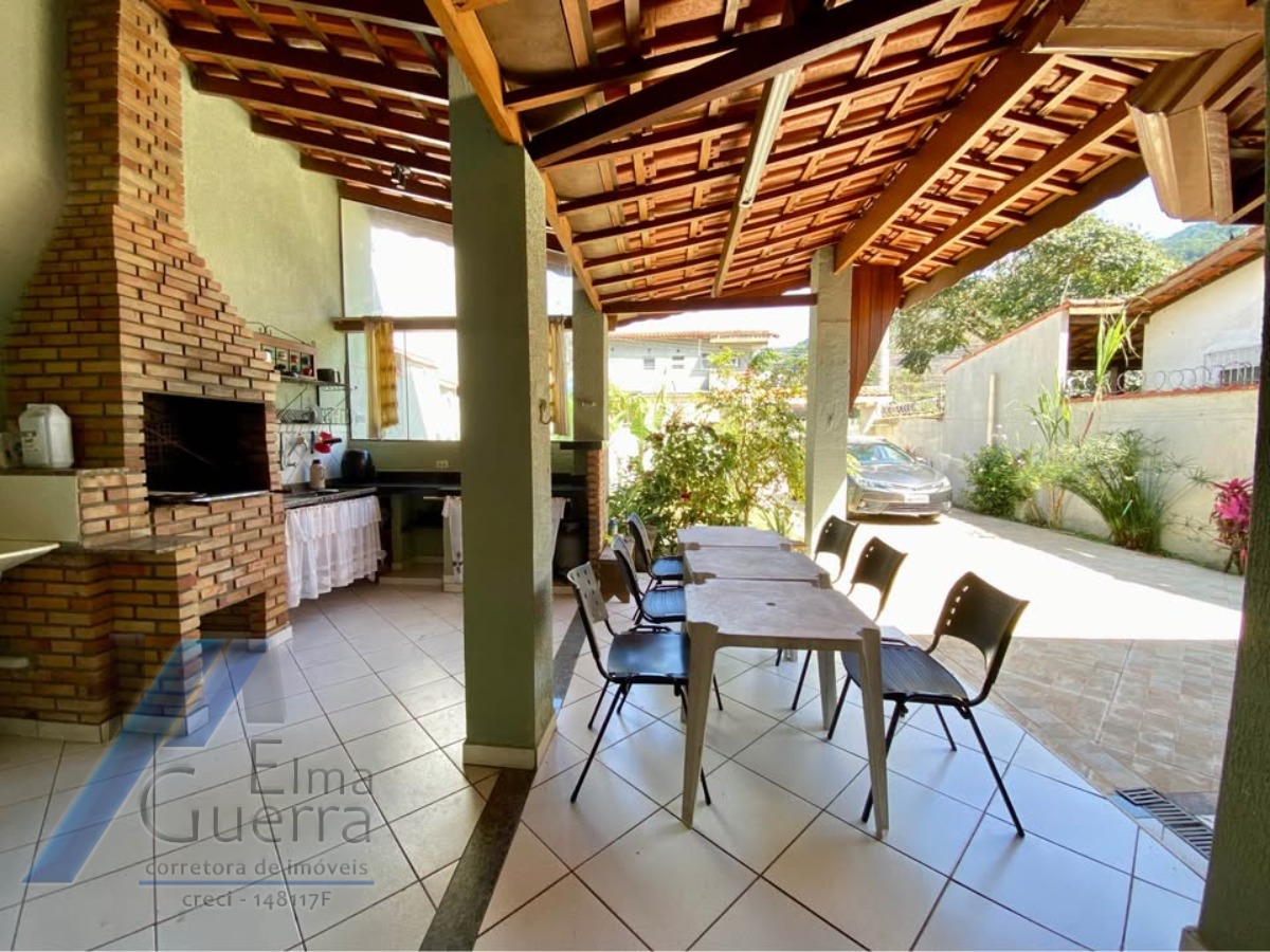 Ubatuba - Pereque açu. Casa sobrado com 03 suítes, a 400 metros da praia.