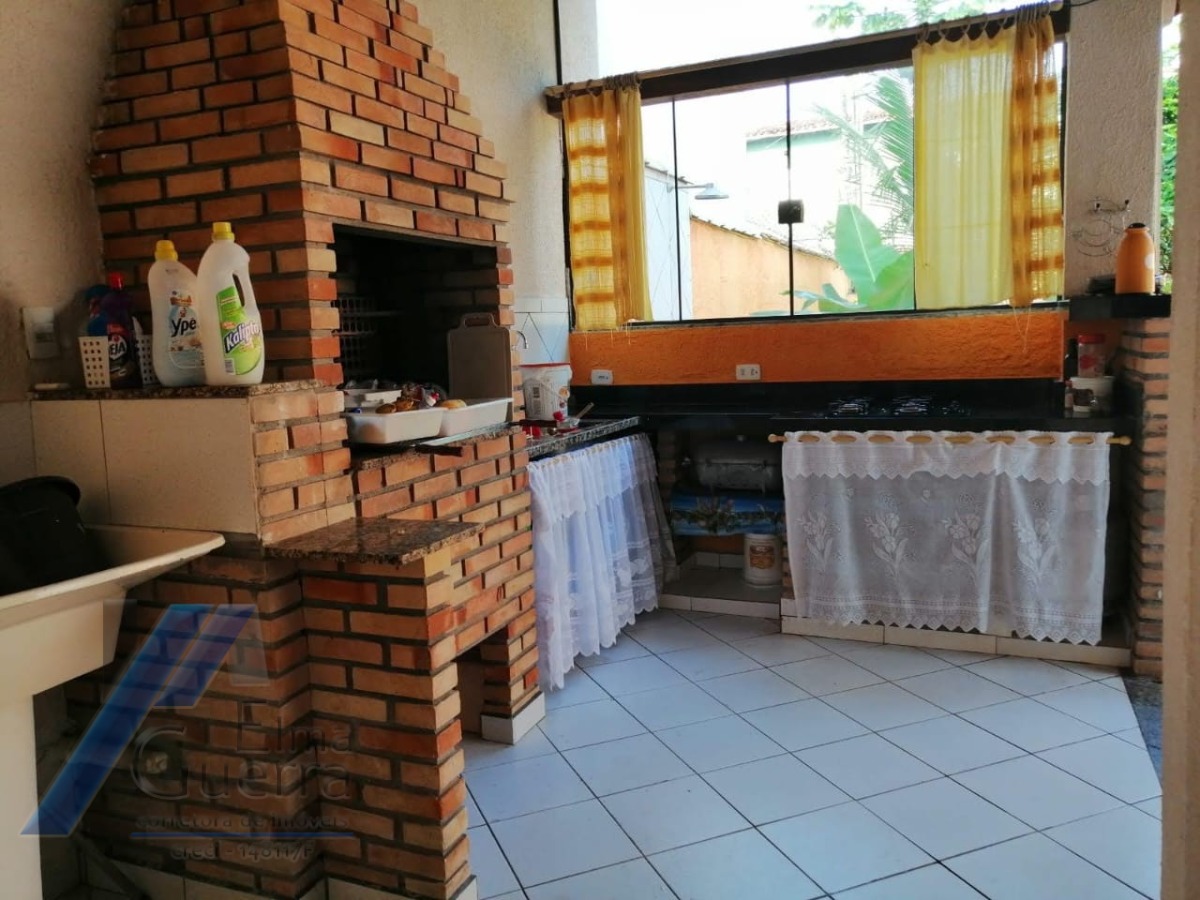 Ubatuba - Pereque açu. Casa sobrado com 03 suítes, a 400 metros da praia.