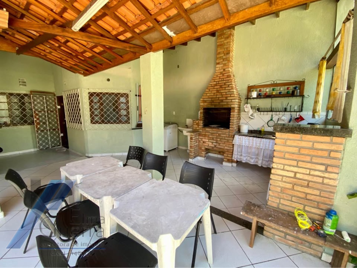 Ubatuba - Pereque açu. Casa sobrado com 03 suítes, a 400 metros da praia.