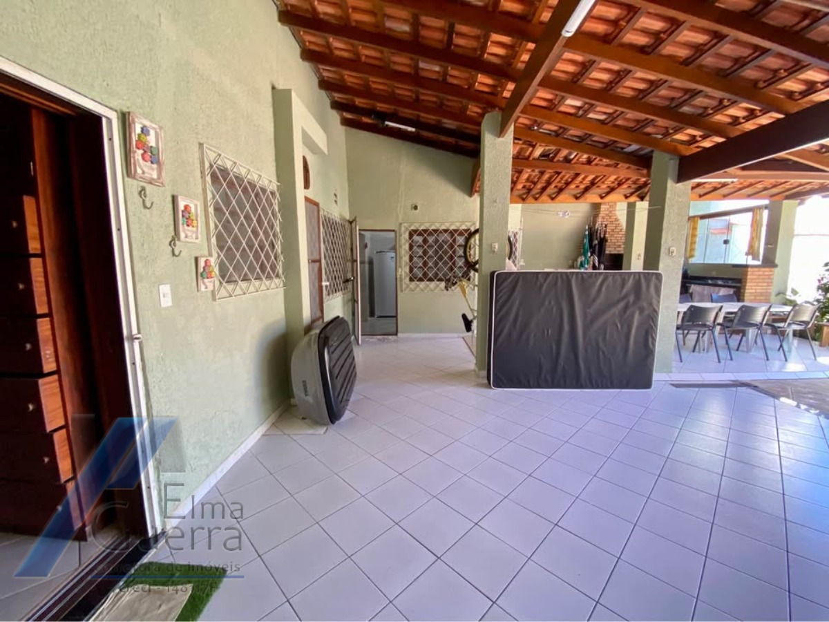 Ubatuba - Pereque açu. Casa sobrado com 03 suítes, a 400 metros da praia.