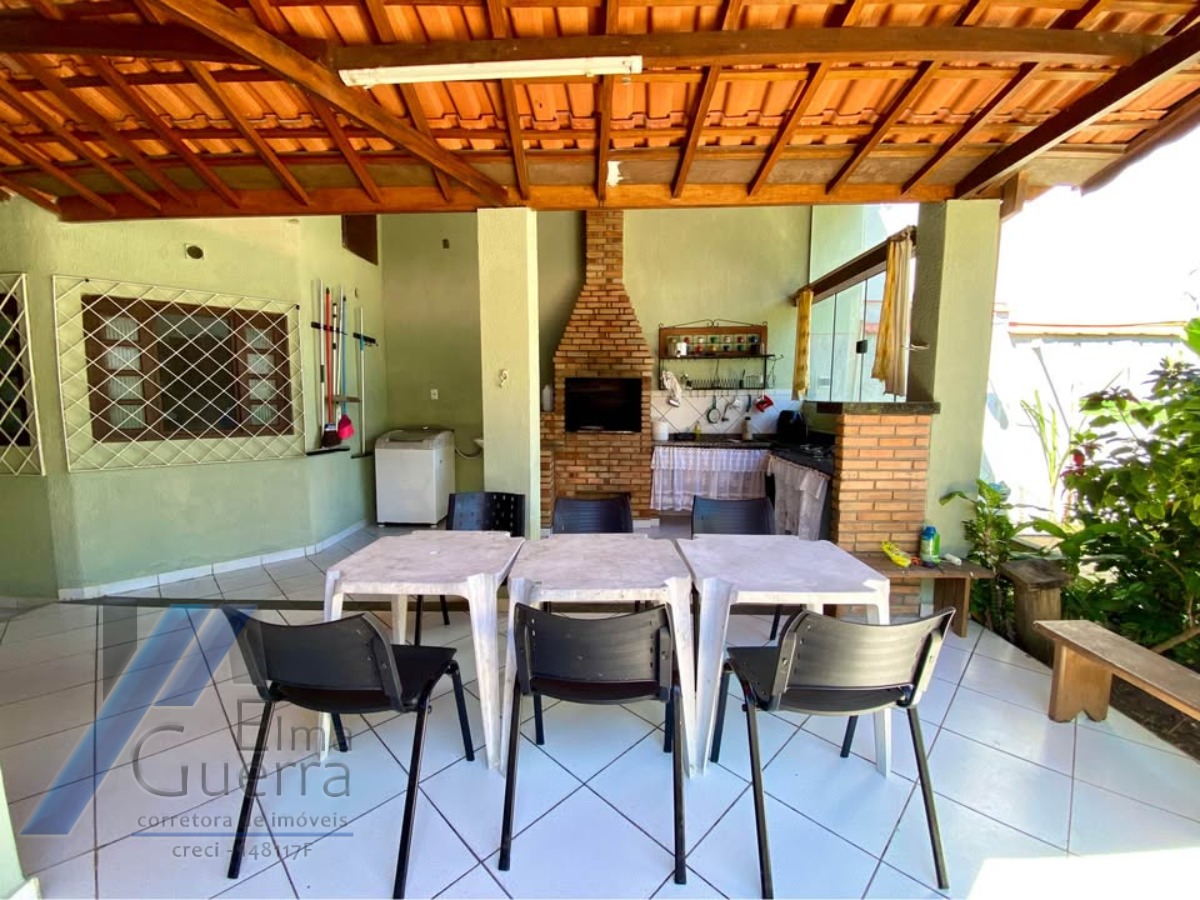 Ubatuba - Pereque açu. Casa sobrado com 03 suítes, a 400 metros da praia.