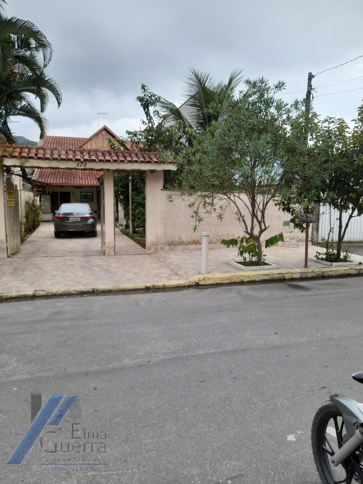 Ubatuba - Pereque açu. Casa sobrado com 03 suítes, a 400 metros da praia.