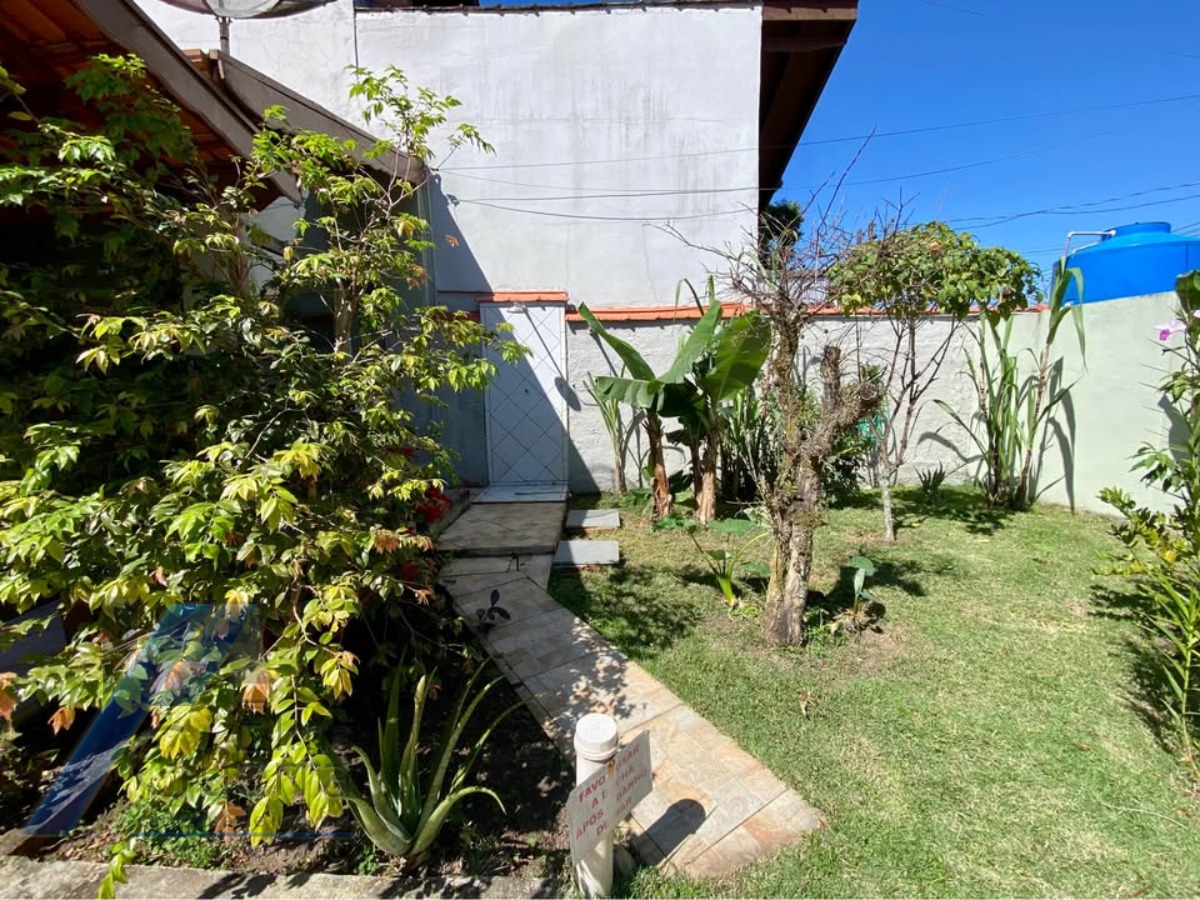 Ubatuba - Pereque açu. Casa sobrado com 03 suítes, a 400 metros da praia.