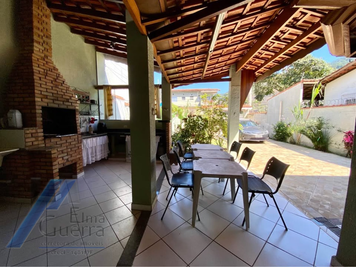 Ubatuba - Pereque açu. Casa sobrado com 03 suítes, a 400 metros da praia.