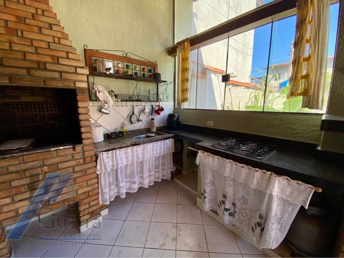 Ubatuba - Pereque açu. Casa sobrado com 03 suítes, a 400 metros da praia.
