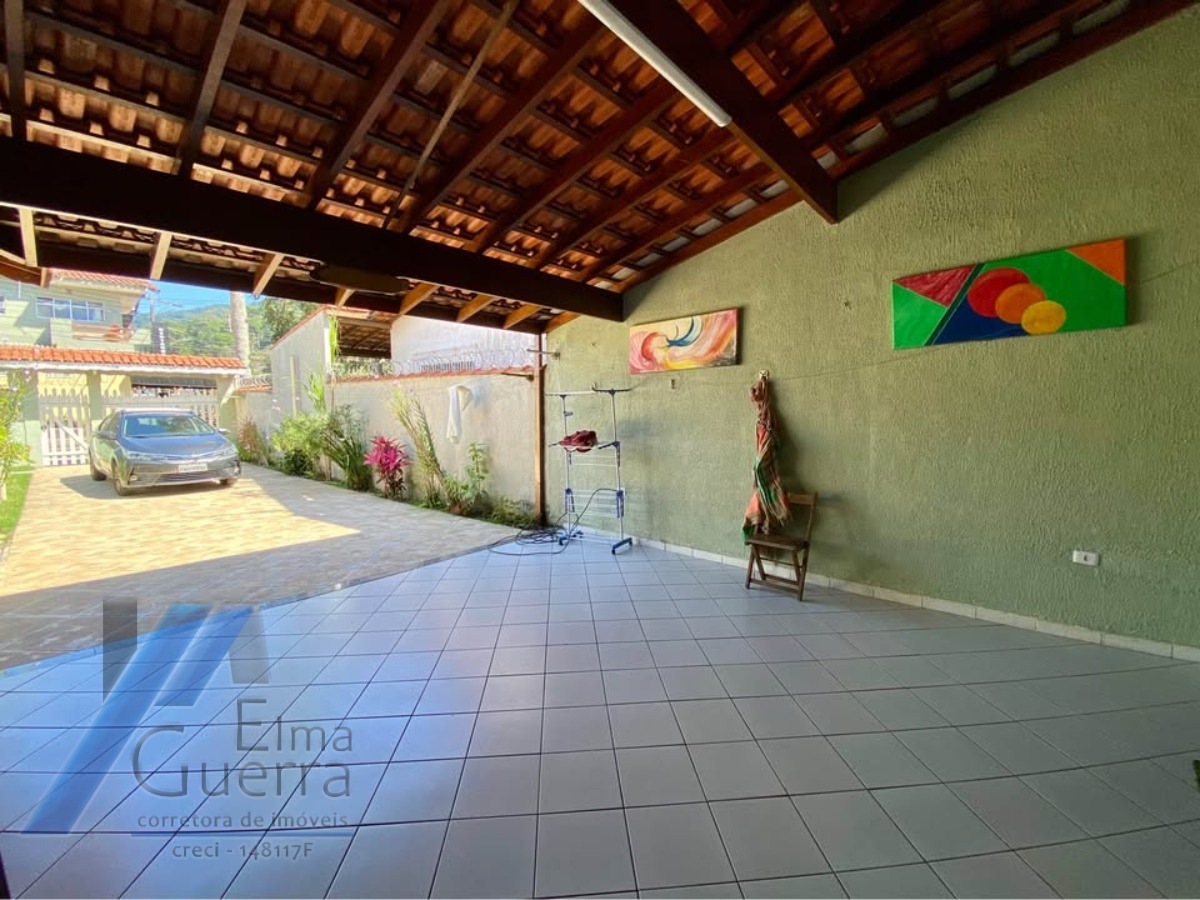 Ubatuba - Pereque açu. Casa sobrado com 03 suítes, a 400 metros da praia.