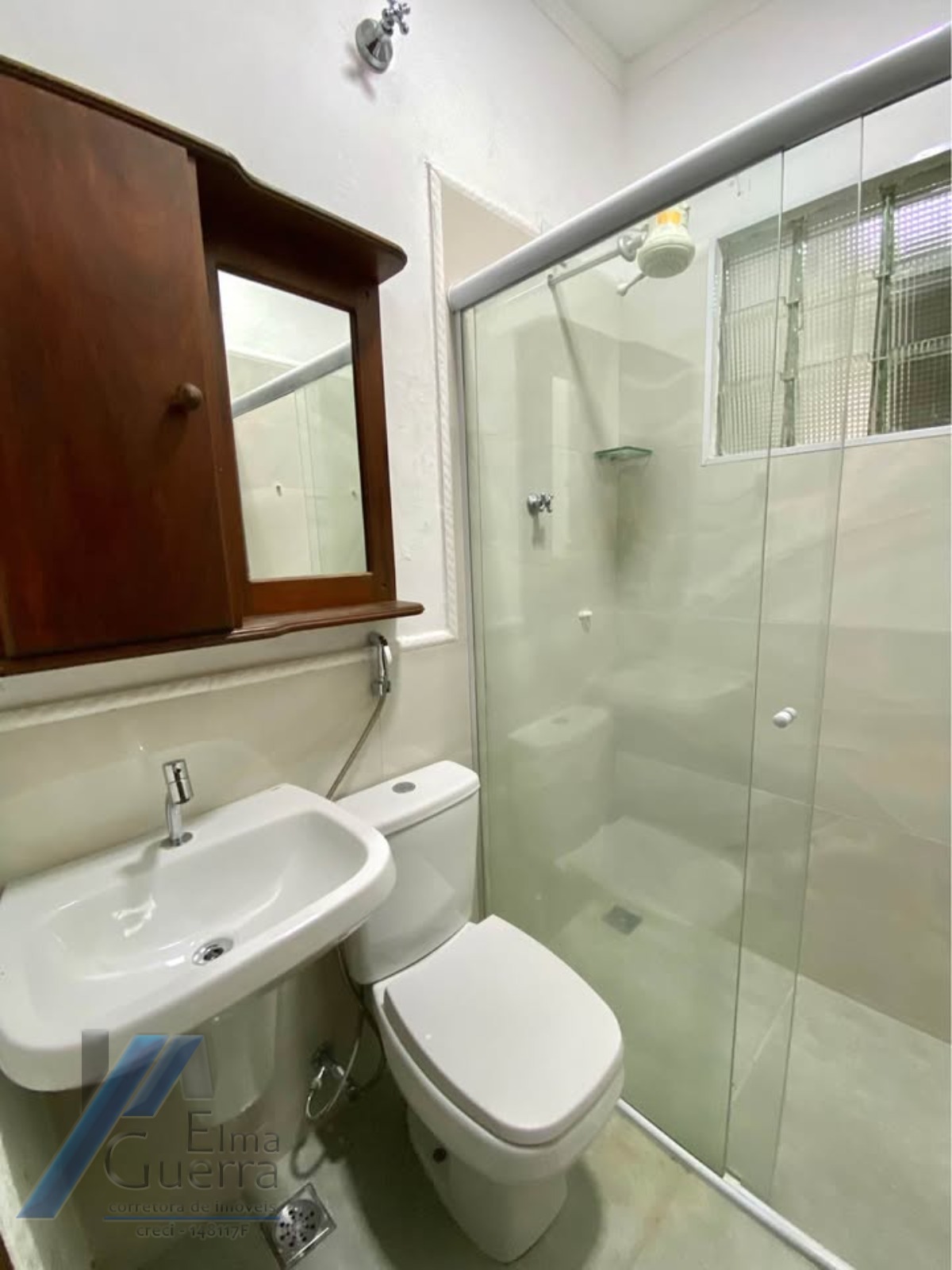 Ubatuba - Pereque açu. Casa sobrado com 03 suítes, a 400 metros da praia.
