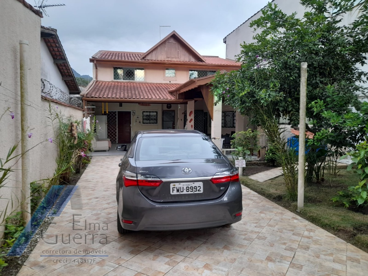 Ubatuba - Pereque açu. Casa sobrado com 03 suítes, a 400 metros da praia.