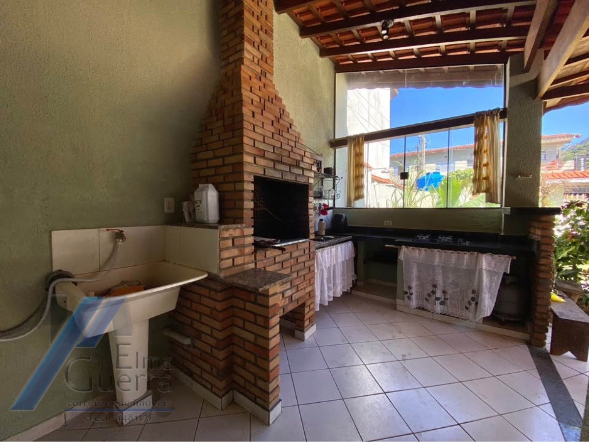 Ubatuba - Pereque açu. Casa sobrado com 03 suítes, a 400 metros da praia.