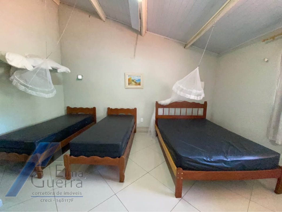 Ubatuba - Pereque açu. Casa sobrado com 03 suítes, a 400 metros da praia.