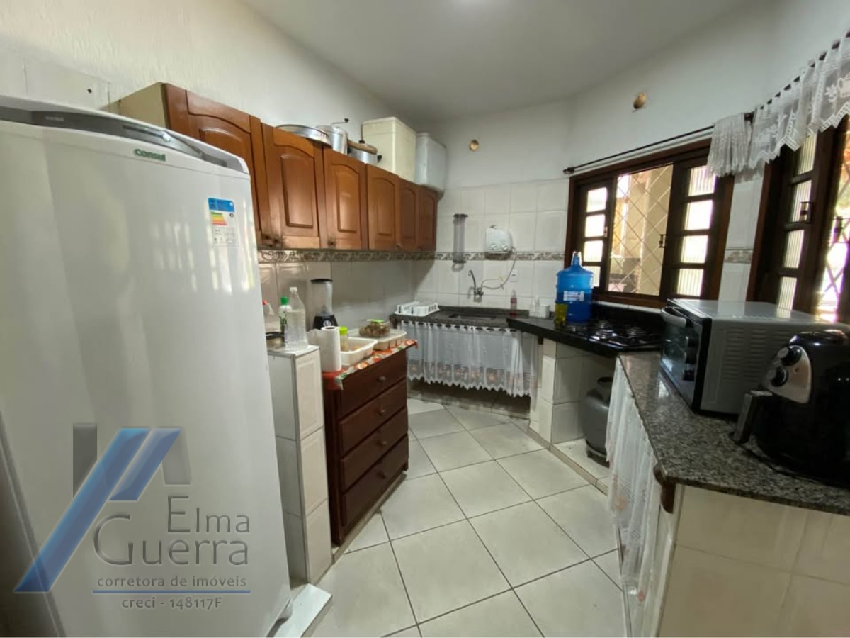 Ubatuba - Pereque açu. Casa sobrado com 03 suítes, a 400 metros da praia.