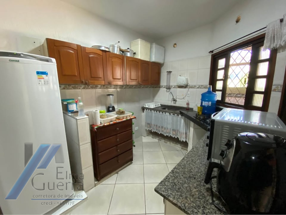 Ubatuba - Pereque açu. Casa sobrado com 03 suítes, a 400 metros da praia.