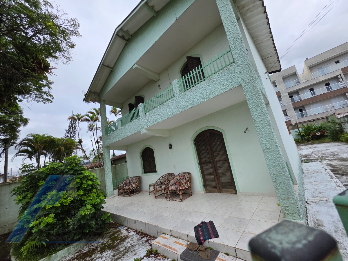 Ubatuba, Pereque Açu, Casa sobrado com 03 dormitorios, apenas 150 metros da Praia.