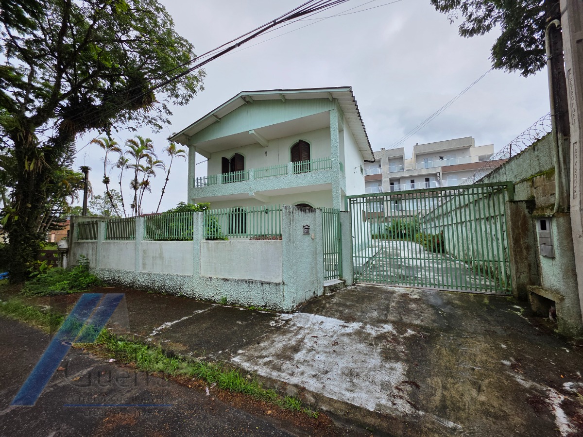 Ubatuba, Pereque Açu, Casa sobrado com 03 dormitorios, apenas 150 metros da Praia.