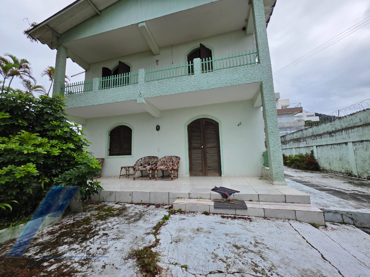 Ubatuba, Pereque Açu, Casa sobrado com 03 dormitorios, apenas 150 metros da Praia.