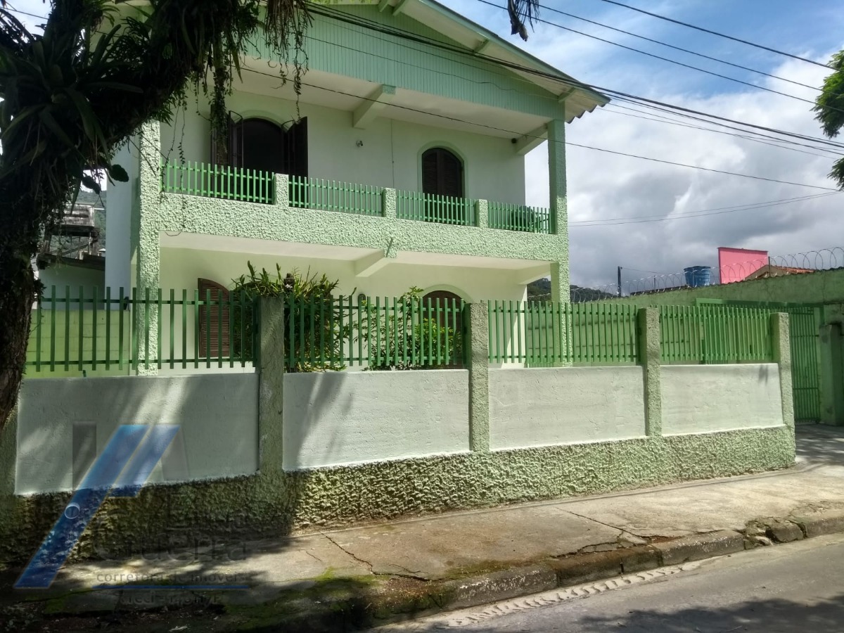 Ubatuba, Pereque Açu, Casa sobrado com 03 dormitorios, apenas 150 metros da Praia.