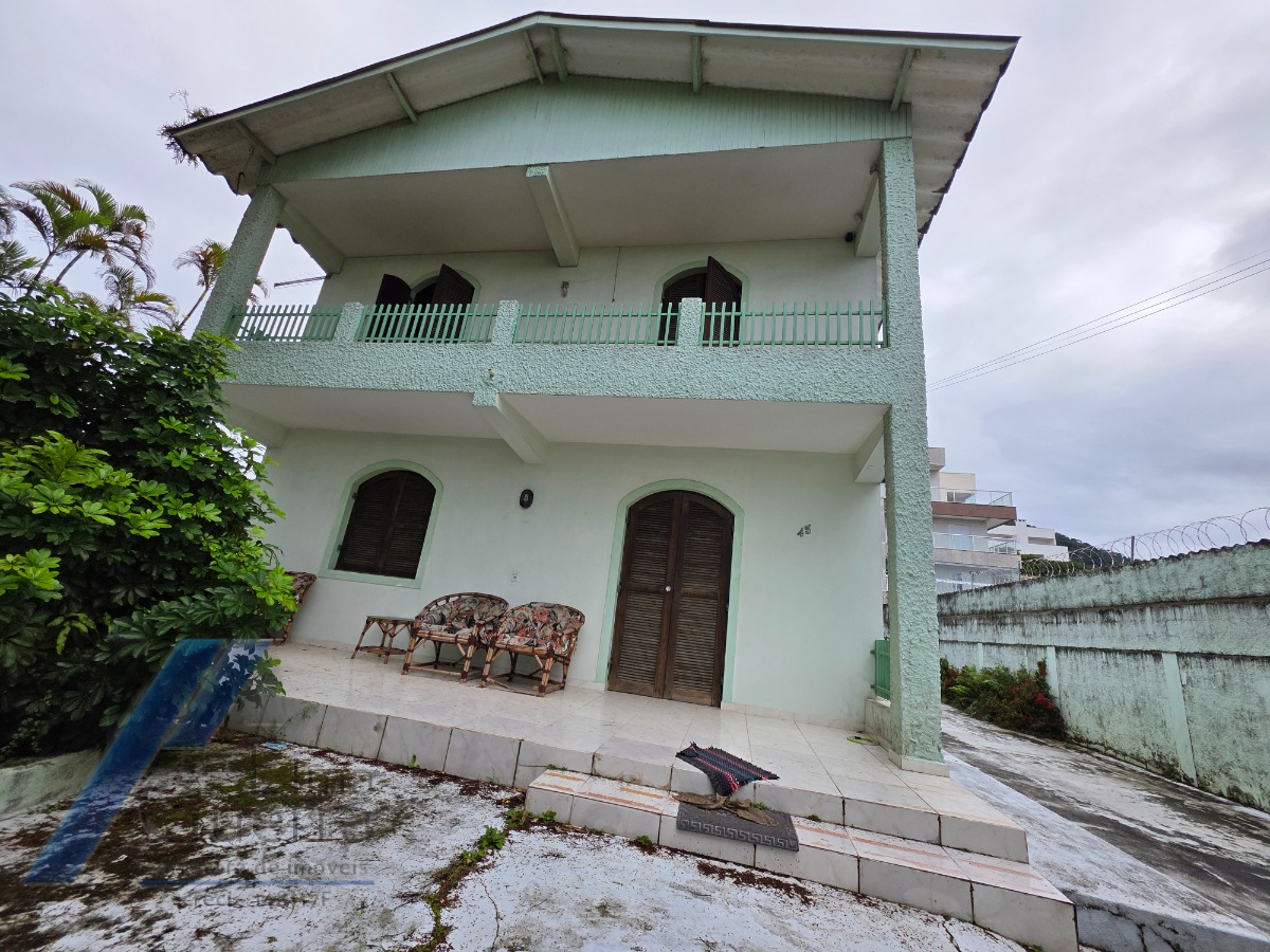Ubatuba, Pereque Açu, Casa sobrado com 03 dormitorios, apenas 150 metros da Praia.