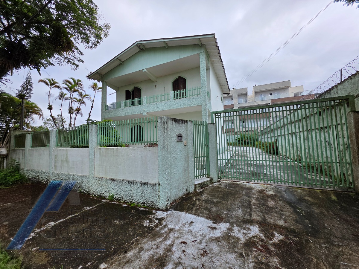 Ubatuba, Pereque Açu, Casa sobrado com 03 dormitorios, apenas 150 metros da Praia.