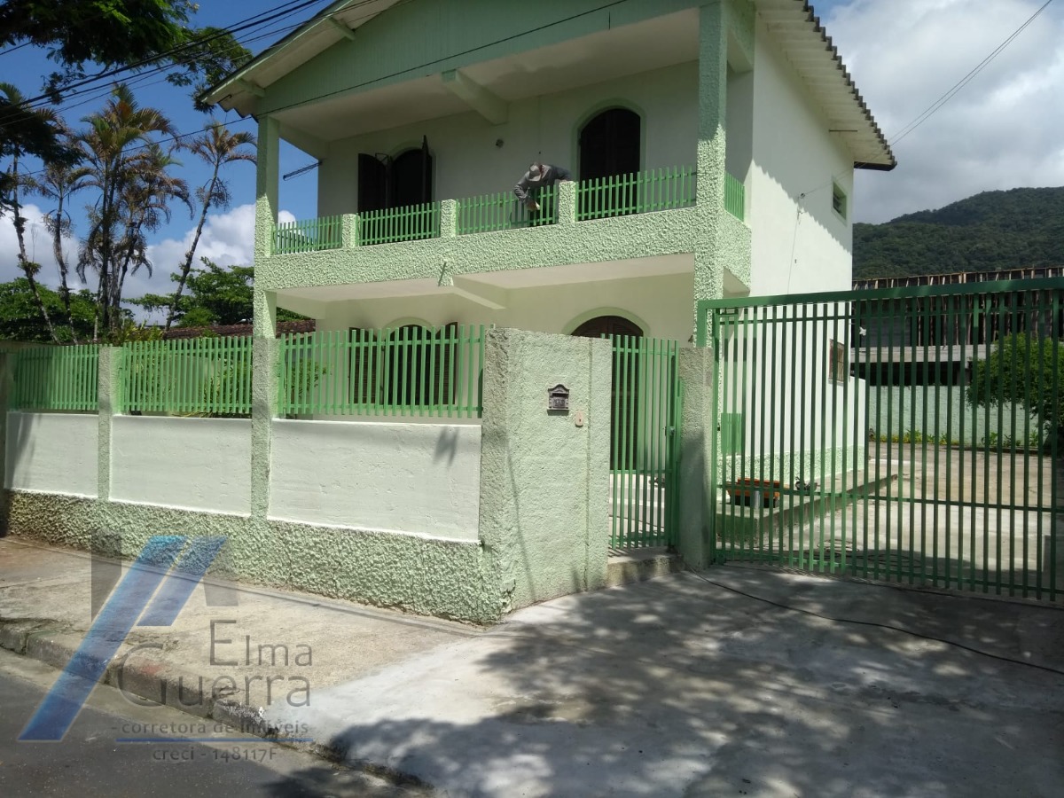 Ubatuba, Pereque Açu, Casa sobrado com 03 dormitorios, apenas 150 metros da Praia.