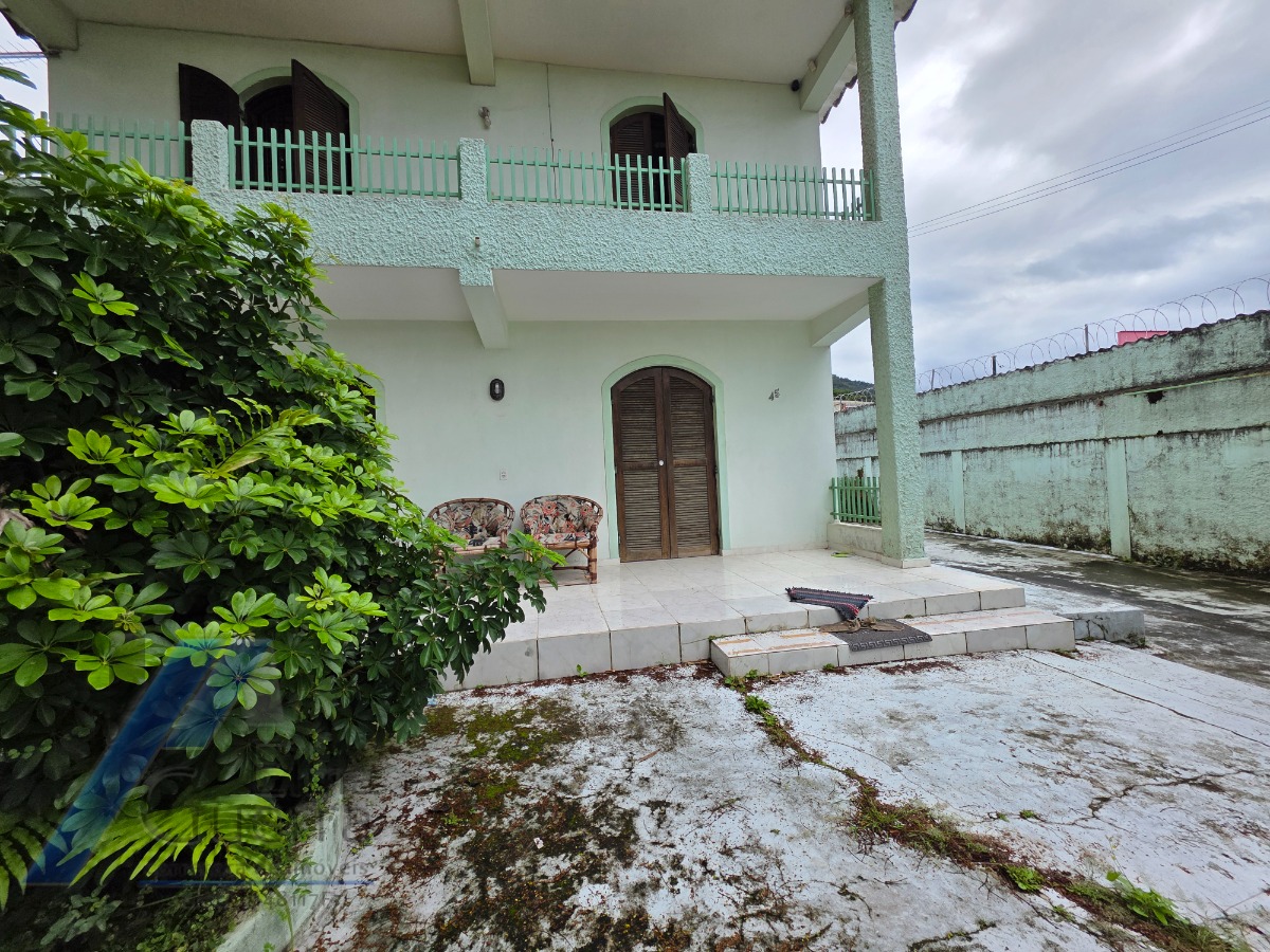 Ubatuba, Pereque Açu, Casa sobrado com 03 dormitorios, apenas 150 metros da Praia.
