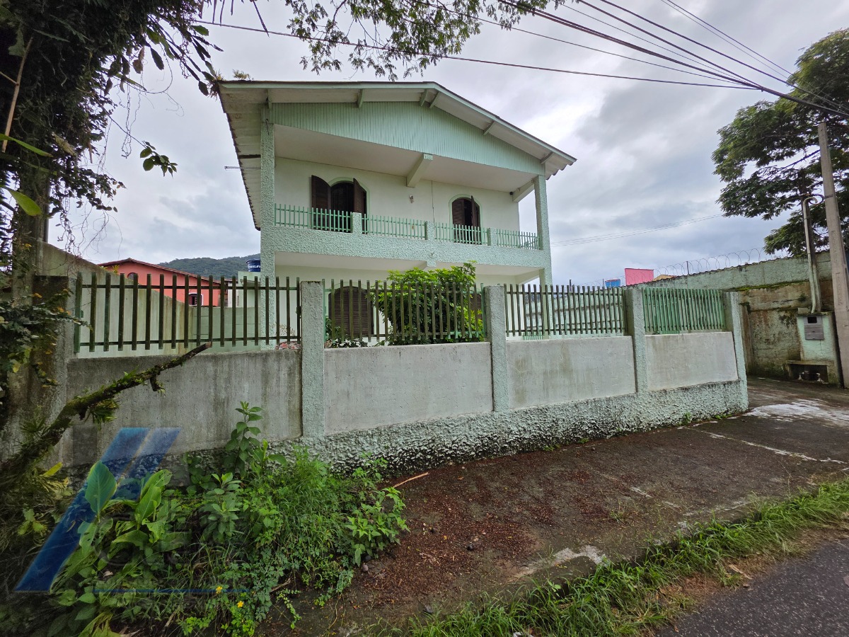 Ubatuba, Pereque Açu, Casa sobrado com 03 dormitorios, apenas 150 metros da Praia.