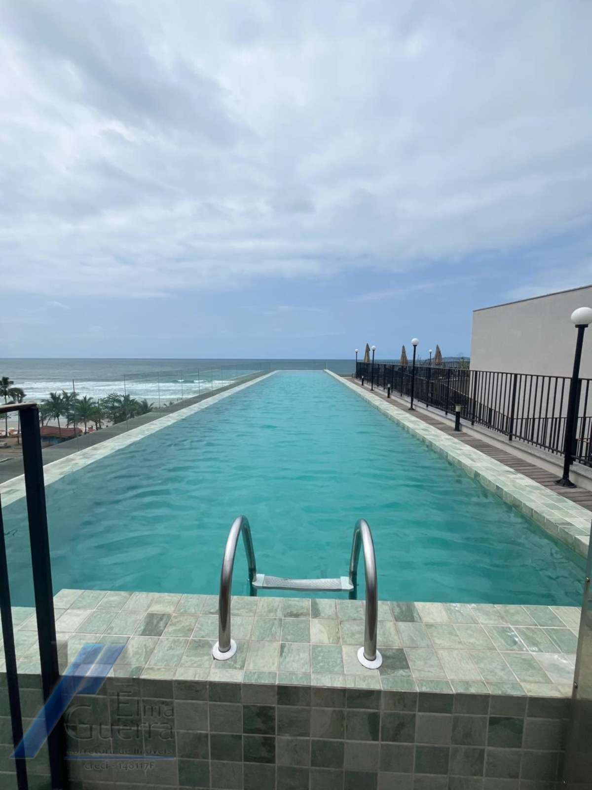 Ubatuba, Praia Grande - Apartamento com vista para o mar, com 02 dormitórios e área de lazer completa..