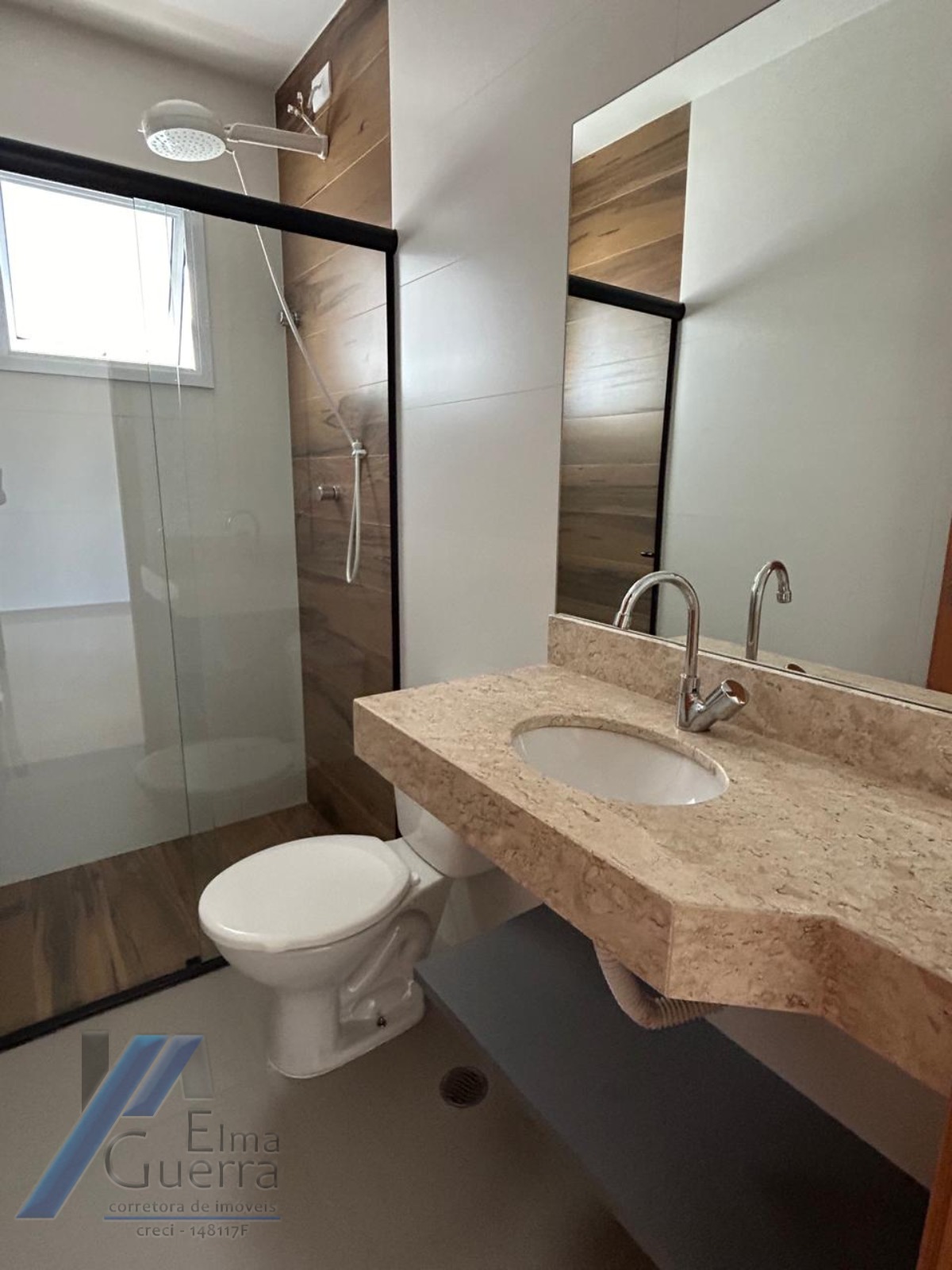 Ubatuba, centro, Apartamento com 02 dormitórios sendo 01 suíte com área de lazer.