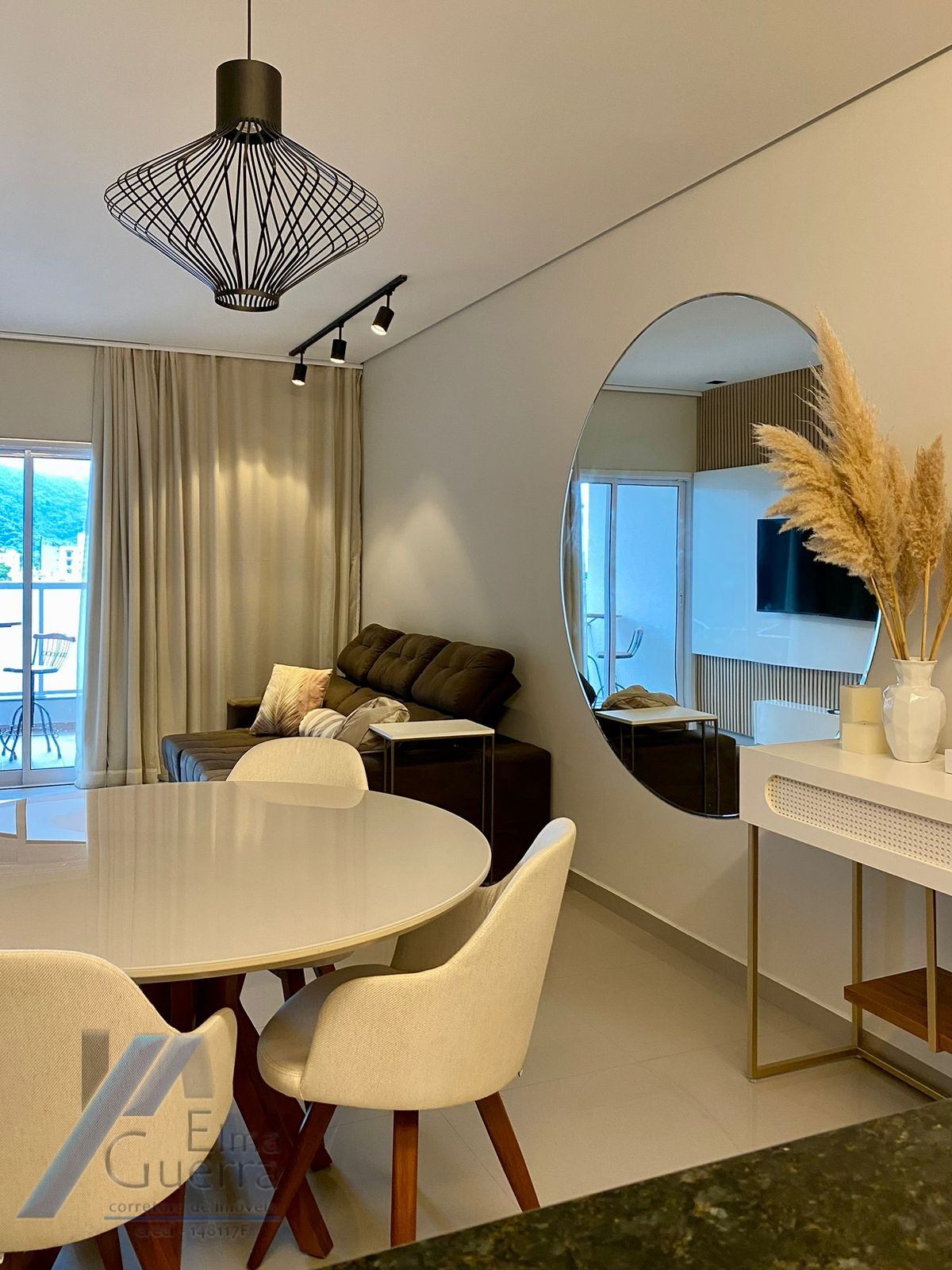 Ubatuba, centro, Apartamento com 02 dormitórios sendo 01 suíte com área de lazer.