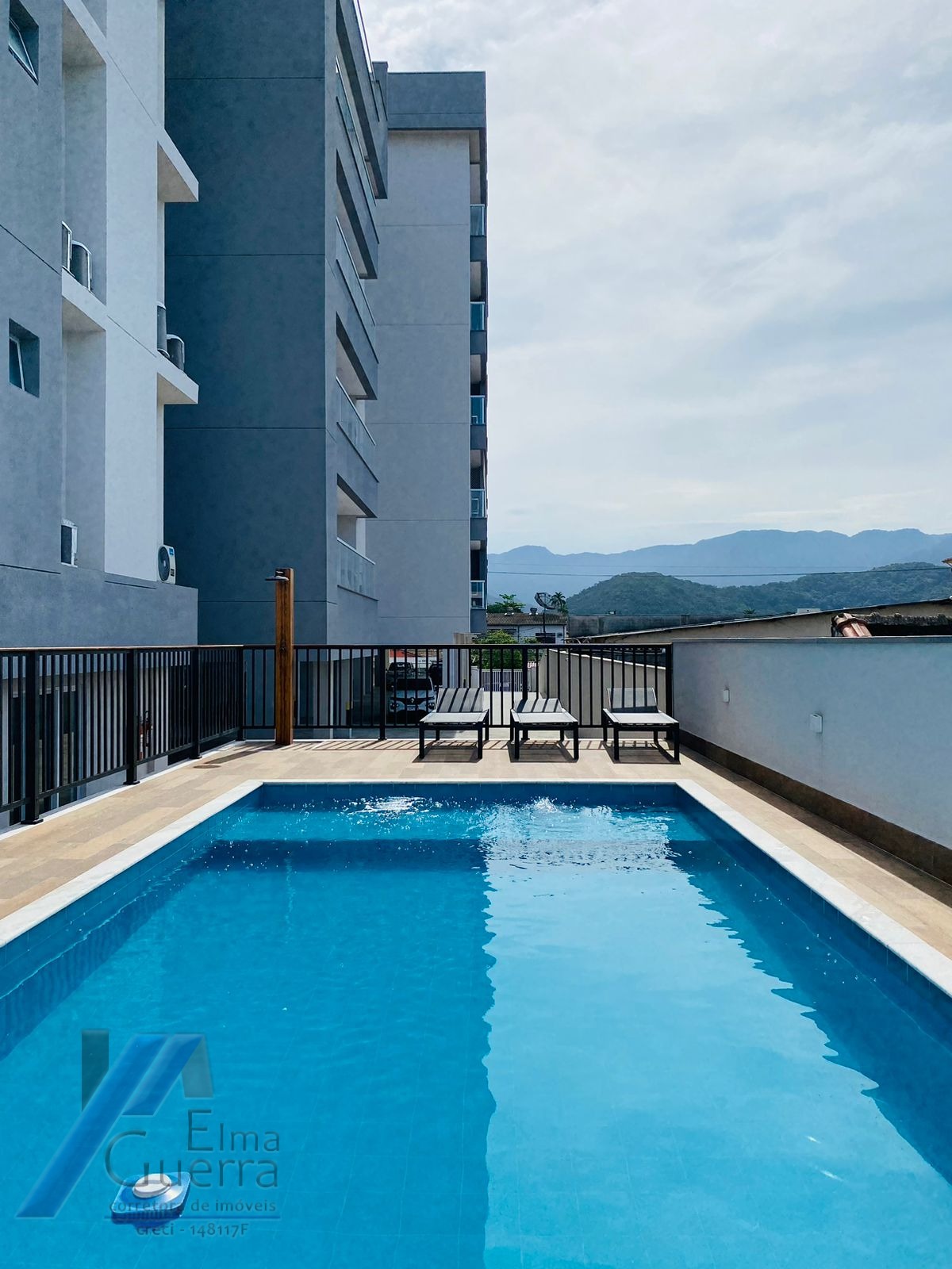 Ubatuba, centro, Apartamento com 02 dormitórios sendo 01 suíte com área de lazer.