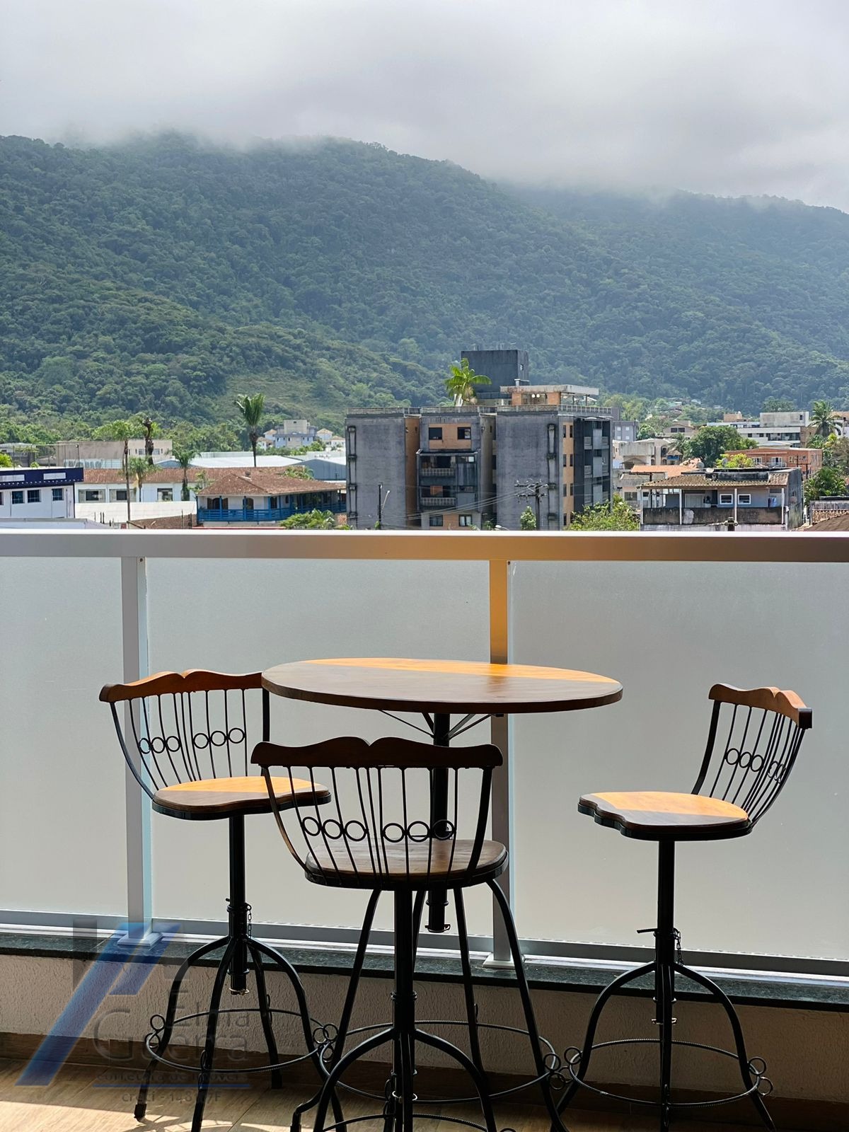 Ubatuba, centro, Apartamento com 02 dormitórios sendo 01 suíte com área de lazer.