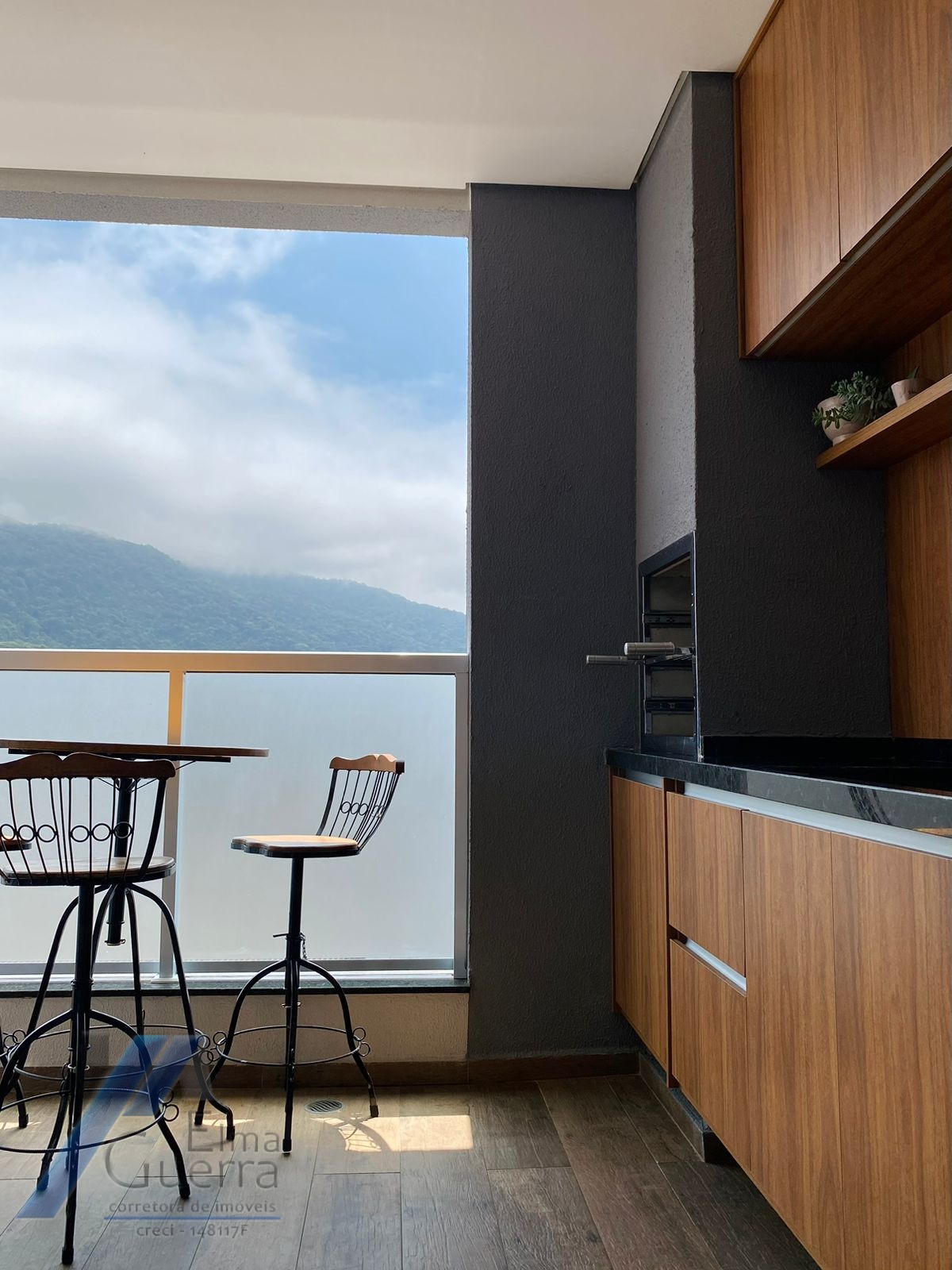 Ubatuba, centro, Apartamento com 02 dormitórios sendo 01 suíte com área de lazer.