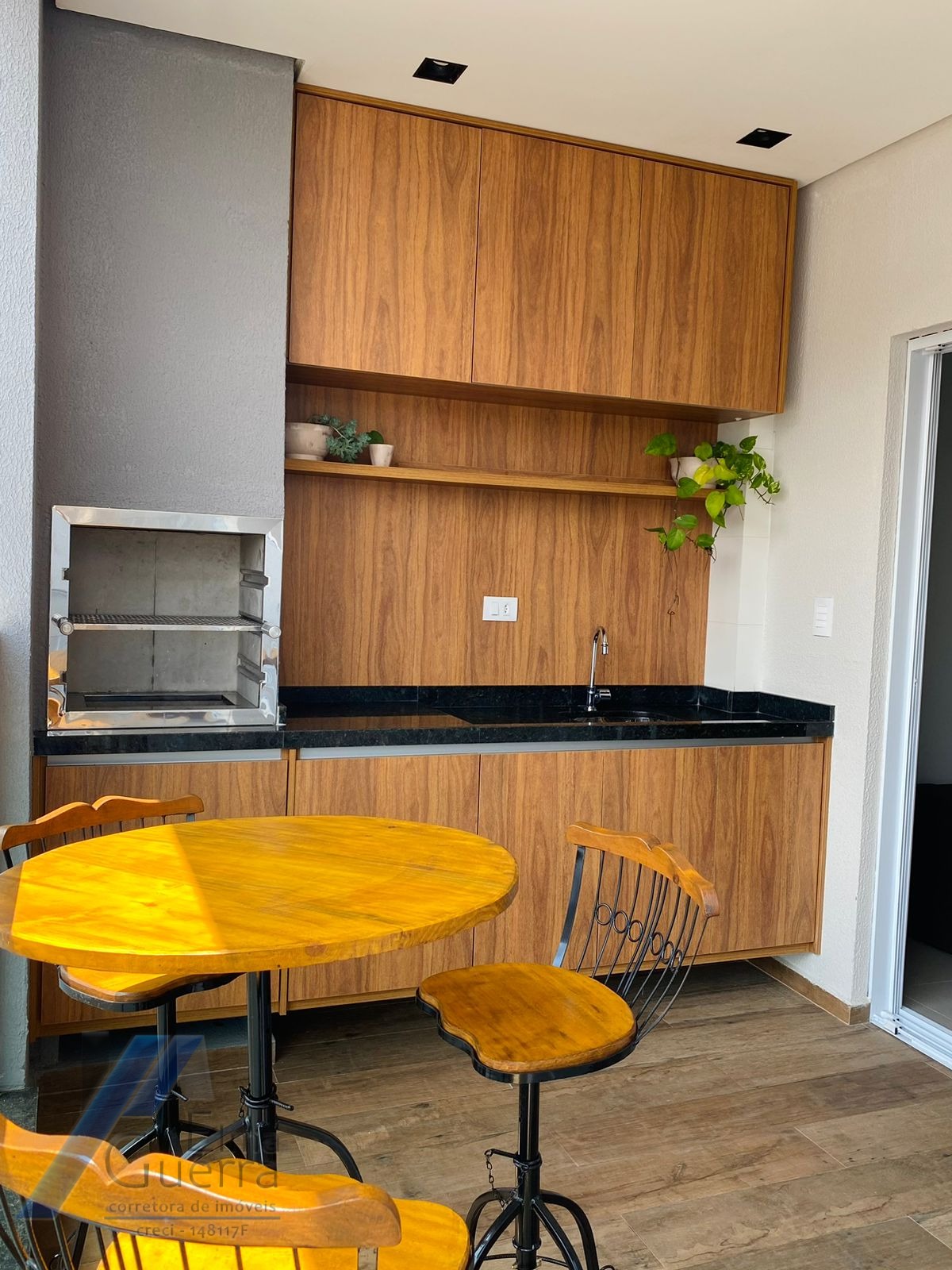 Ubatuba, centro, Apartamento com 02 dormitórios sendo 01 suíte com área de lazer.