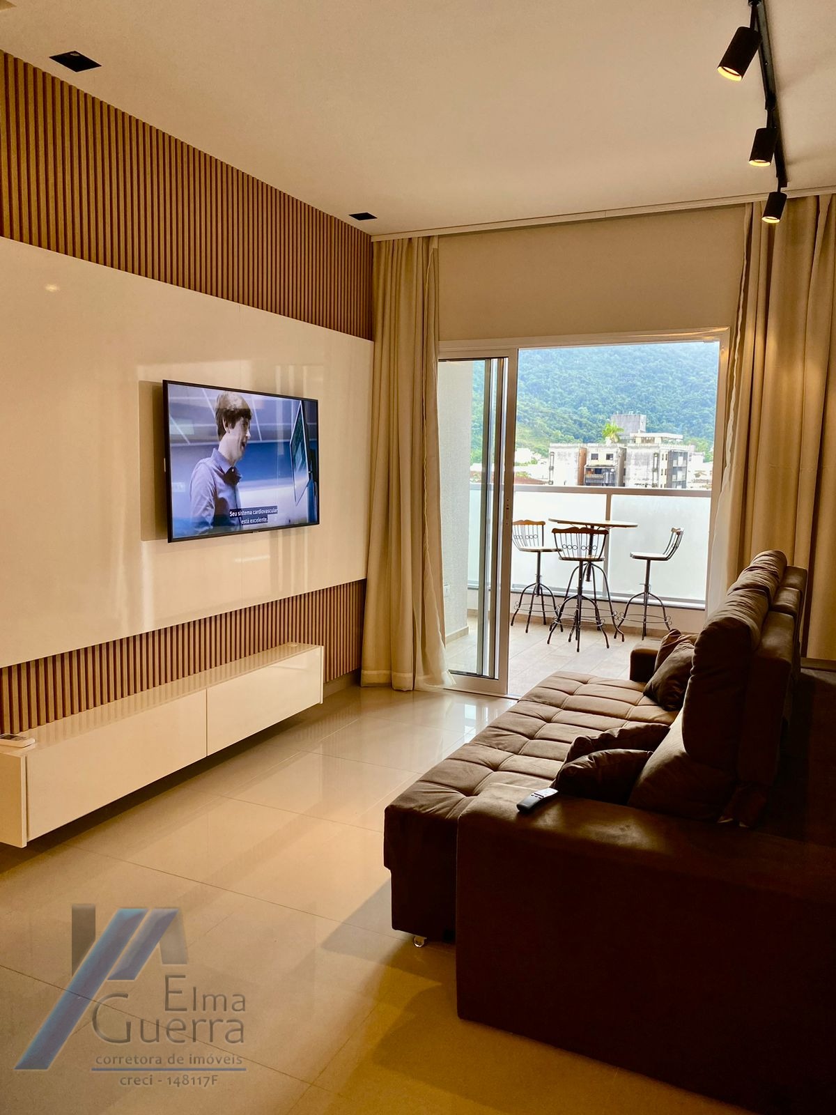 Ubatuba, centro, Apartamento com 02 dormitórios sendo 01 suíte com área de lazer.