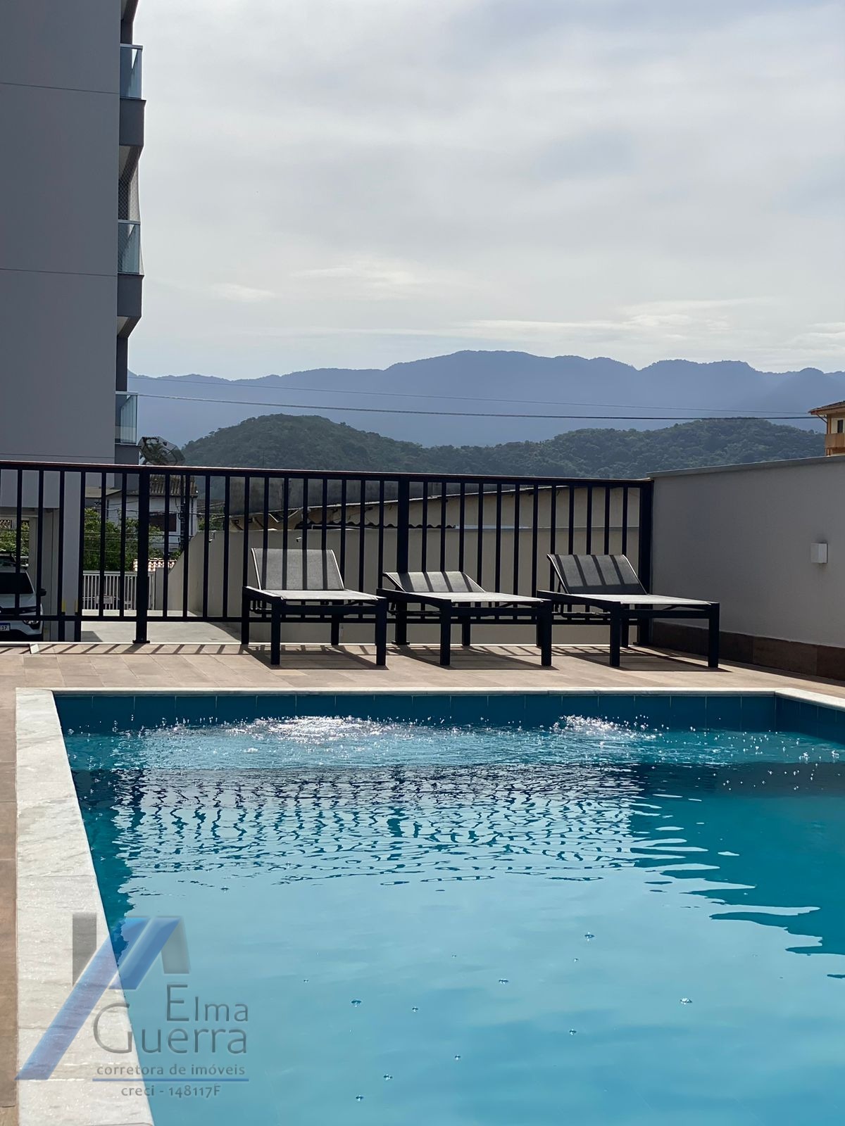Ubatuba, centro, Apartamento com 02 dormitórios sendo 01 suíte com área de lazer.