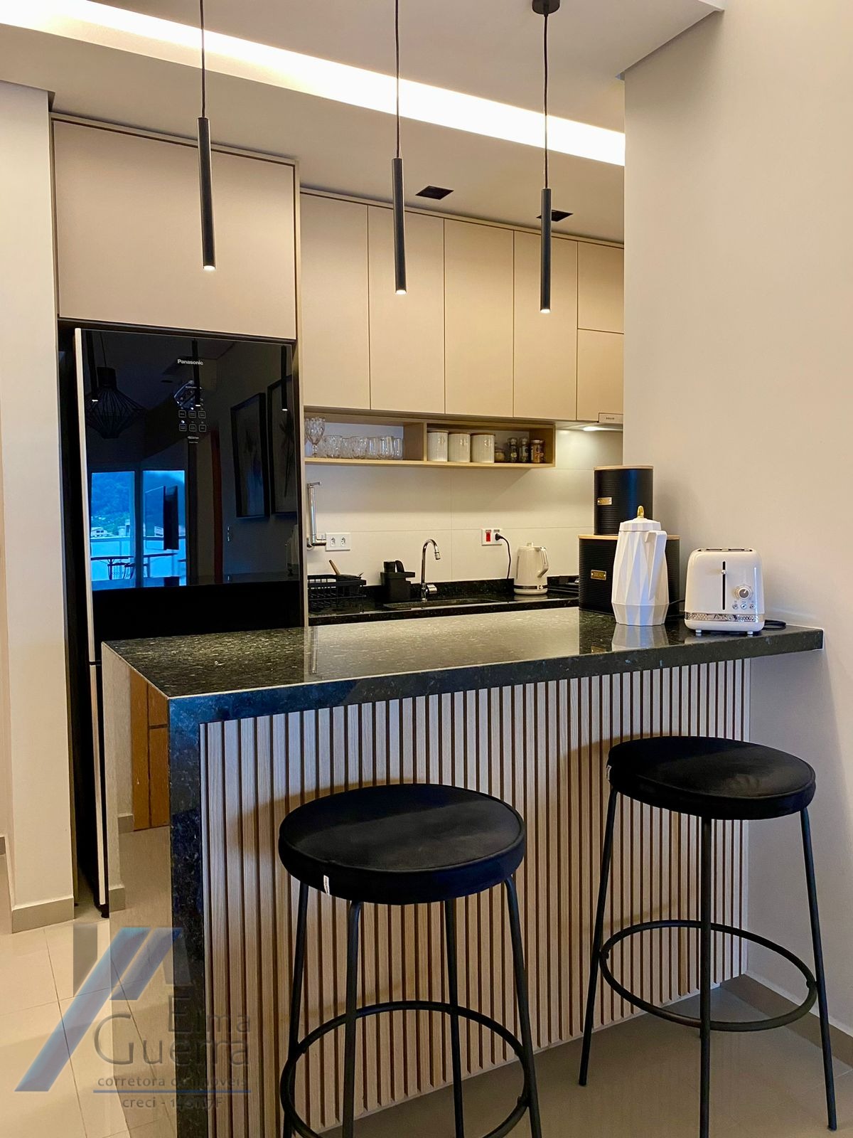 Ubatuba, centro, Apartamento com 02 dormitórios sendo 01 suíte com área de lazer.