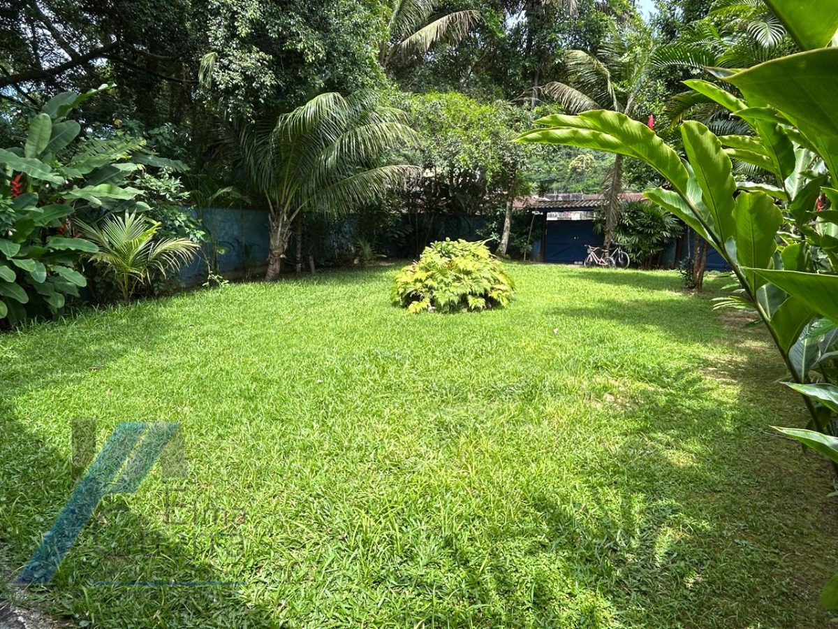 Ubatuba, Pereque Açu - Casa com 03 dormitórios sendo 01 suíte e área de lazer.