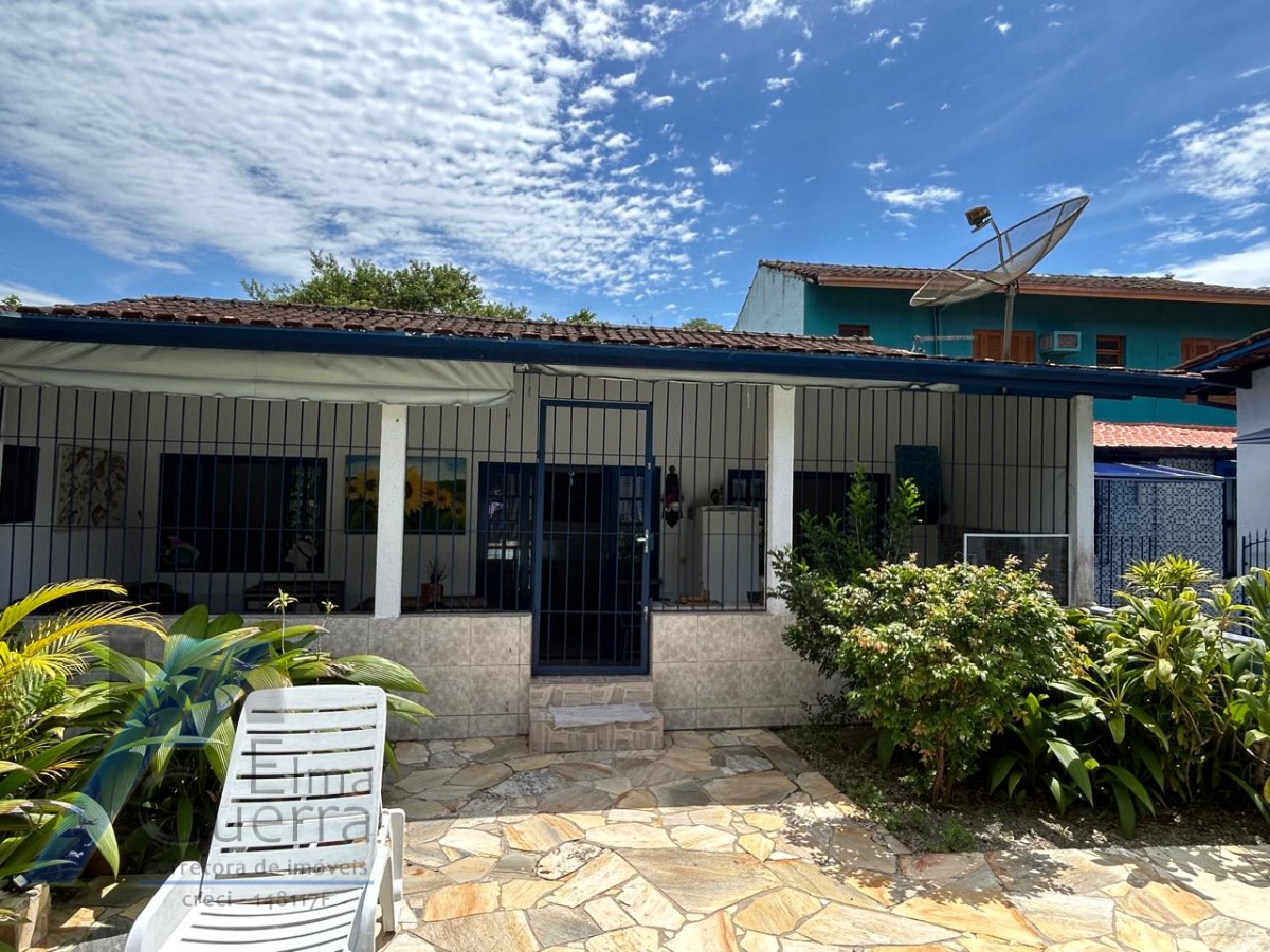 Ubatuba, Pereque Açu - Casa com 03 dormitórios sendo 01 suíte e área de lazer.