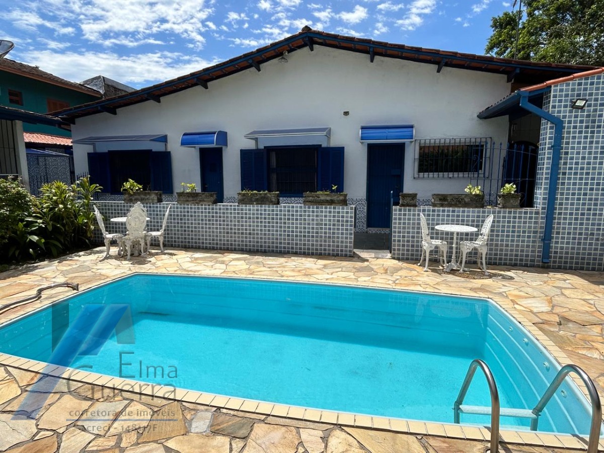 Ubatuba, Pereque Açu - Casa com 03 dormitórios sendo 01 suíte e área de lazer.