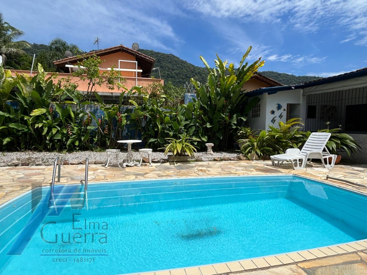 Ubatuba, Pereque Açu - Casa com 03 dormitórios sendo 01 suíte e área de lazer.