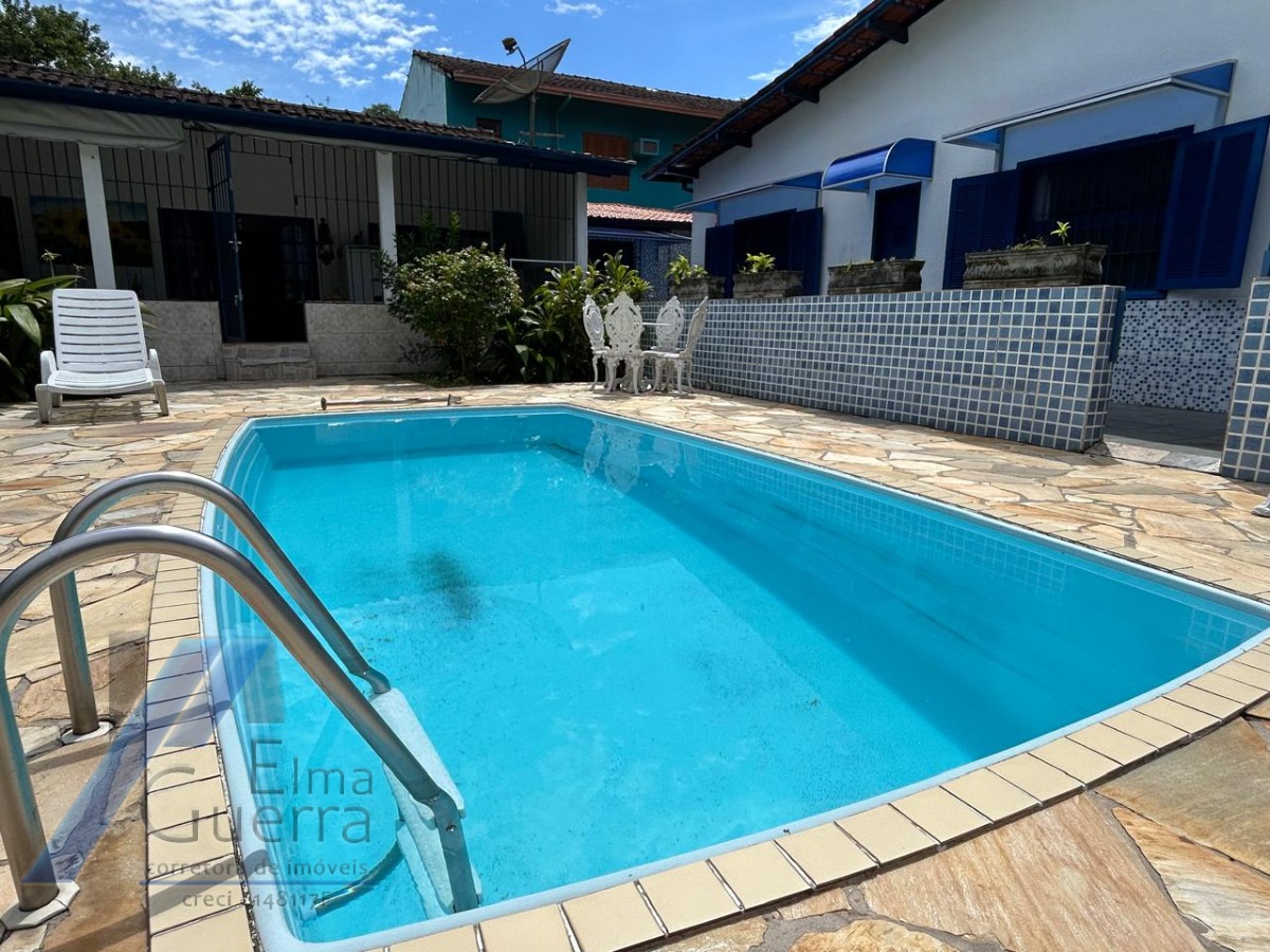 Ubatuba, Pereque Açu - Casa com 03 dormitórios sendo 01 suíte e área de lazer.