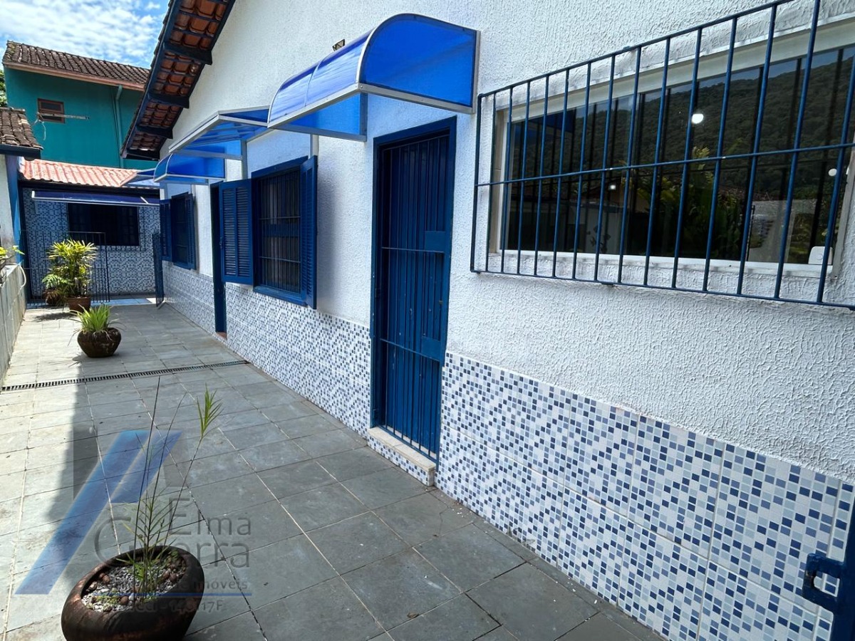 Ubatuba, Pereque Açu - Casa com 03 dormitórios sendo 01 suíte e área de lazer.