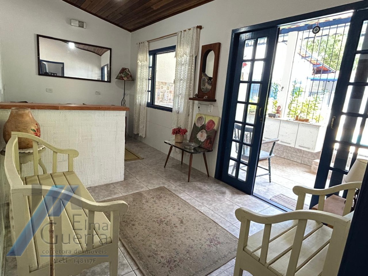 Ubatuba, Pereque Açu - Casa com 03 dormitórios sendo 01 suíte e área de lazer.