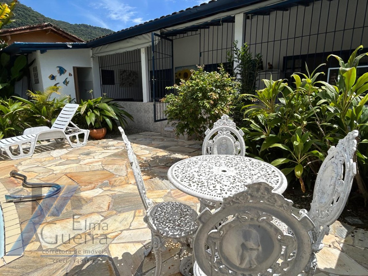 Ubatuba, Pereque Açu - Casa com 03 dormitórios sendo 01 suíte e área de lazer.