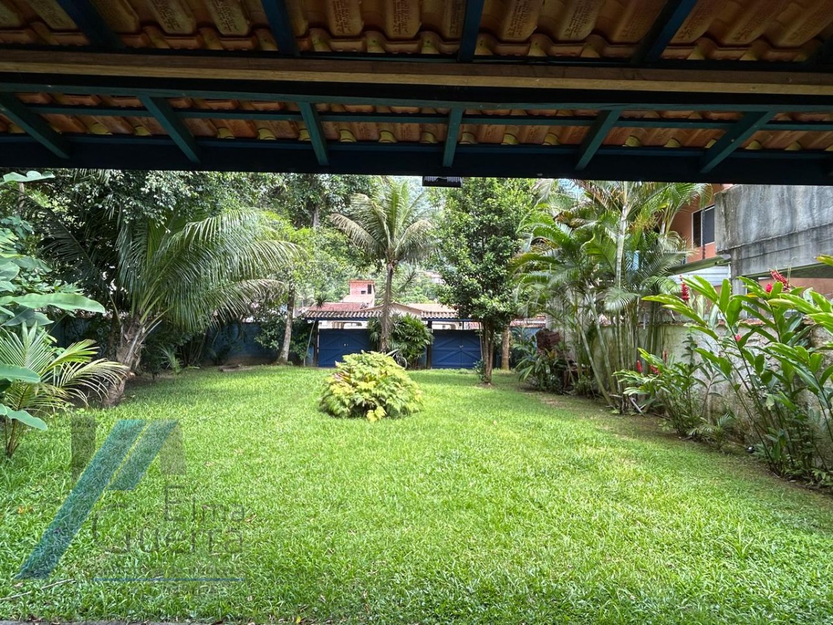 Ubatuba, Pereque Açu - Casa com 03 dormitórios sendo 01 suíte e área de lazer.