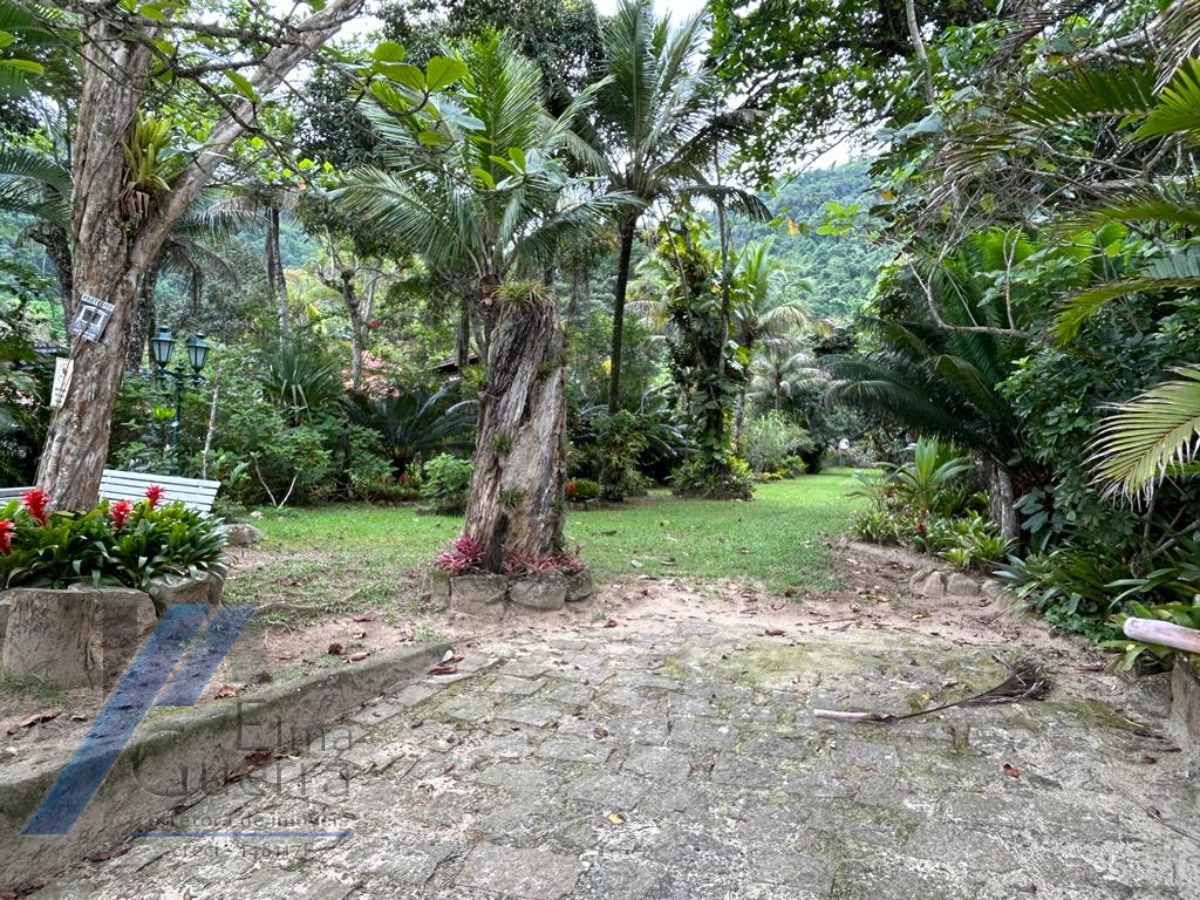 Ubatuba, Praia da Fortaleza - Casa frente mar, com 05 suítes, com terreno de 3031 m2.